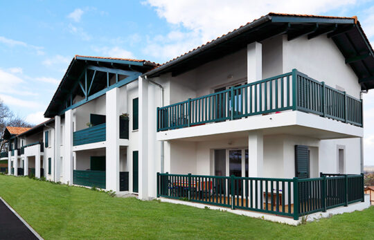 Résidence neuve à l'architecture basque à Mouguerre avec appartements et balcons