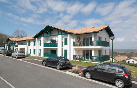 Entrée d'une résidence neuve avec appartements à Mouguerre