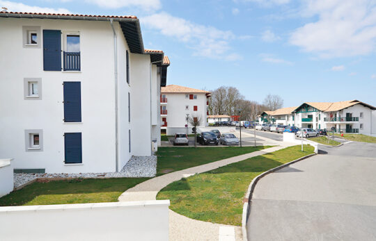 Domaine avec deux résidences à l'architecture basque à Mouguerre