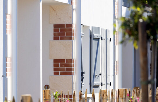 Mur avec briquettes et travertin pour façades