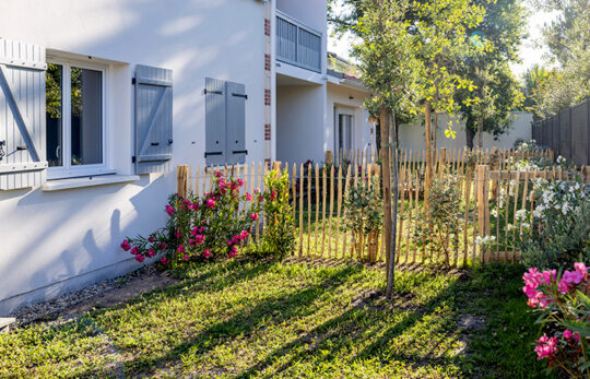 Jardin avec fleurs d'une résidence neuve à Andernos