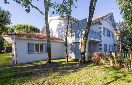 Maison neuve avec jardin et arbres à Andernos les Bains